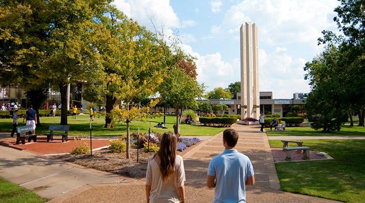 Students strolling the Rose State College campus mall